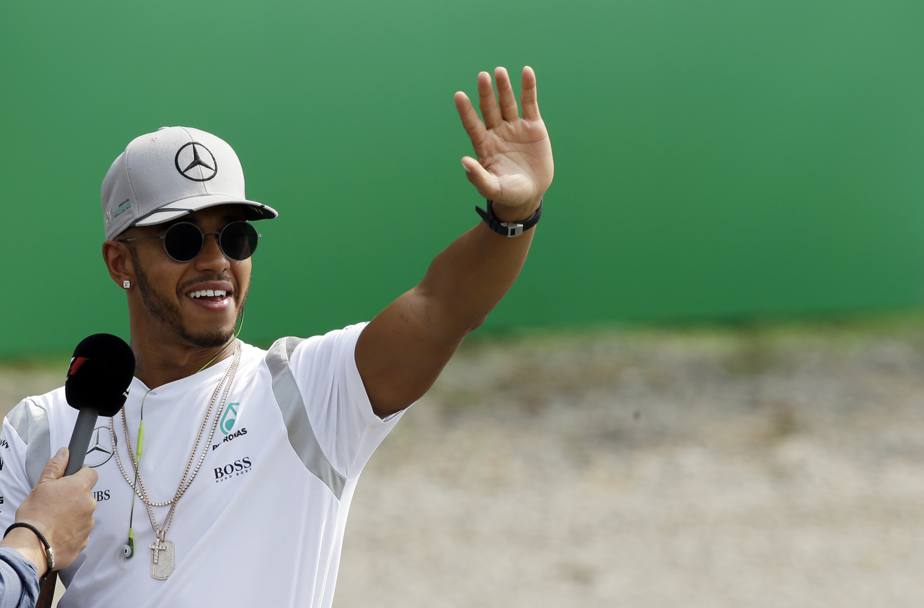 Lewis Hamilton saluta il pubblico prima del GP. Ap